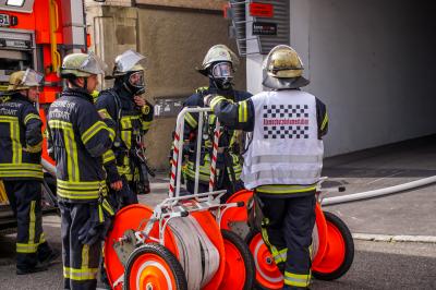 Stuttgart Ost: Brand in Hinterhaus loest groesseren Feuerwehreinsatz aus